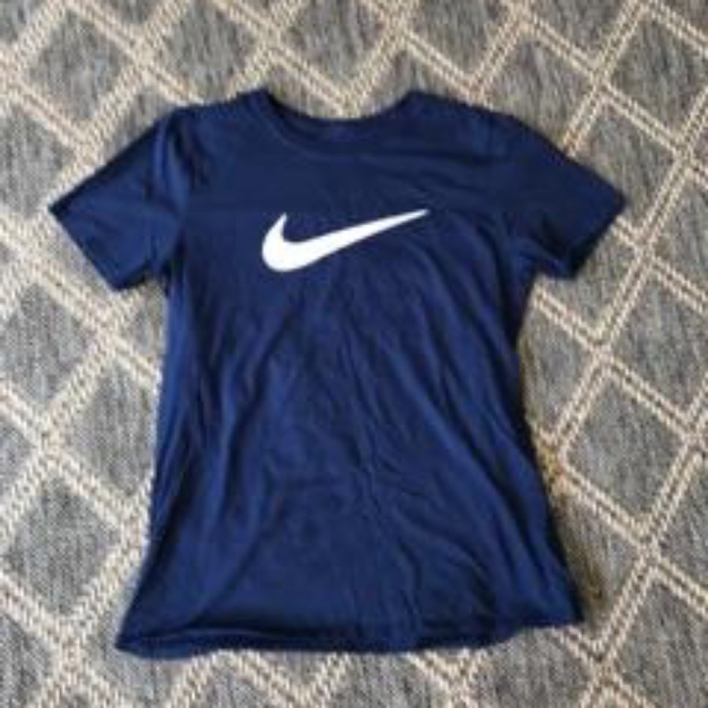 Plain navy nike tee